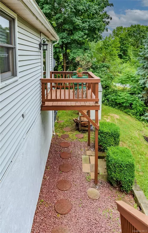 Exterior - 7 Colleen Ln, Wallkill, NY 12589 photo 11 of 16