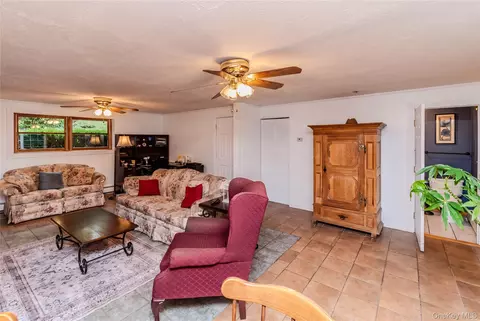 Living - 7 Colleen Ln, Wallkill, NY 12589 photo 2 of 3