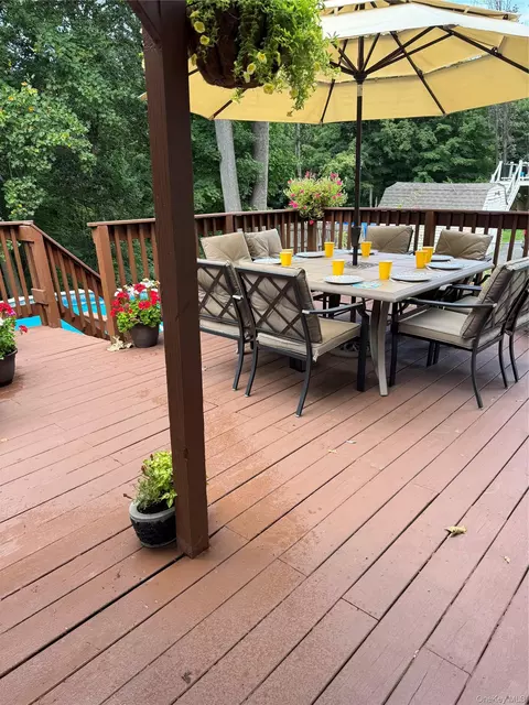 Exterior - 7 Colleen Ln, Wallkill, NY 12589 photo 4 of 16
