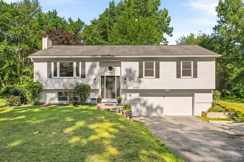 74 Peach Rd, Poughkeepsie, NY 12601