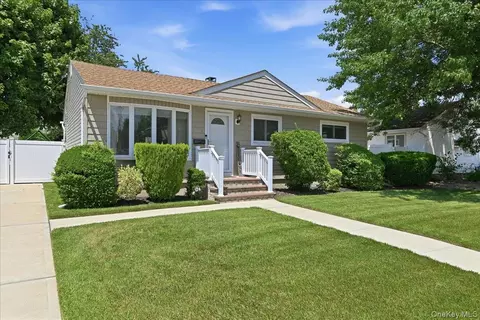 672 Anderson Ave, Franklin Square, NY 11010