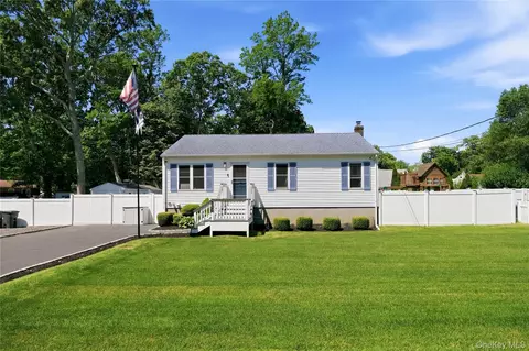 202 Whittier Dr, Mastic Beach, NY 11951