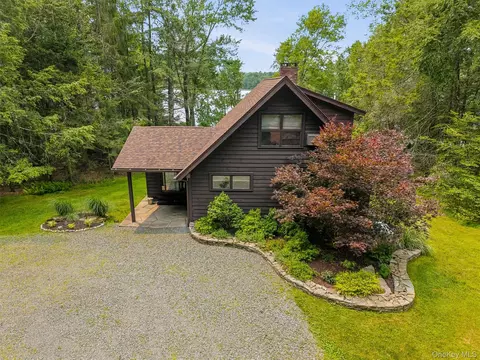 25 Waters Edge Dr, White Lake, NY 12786