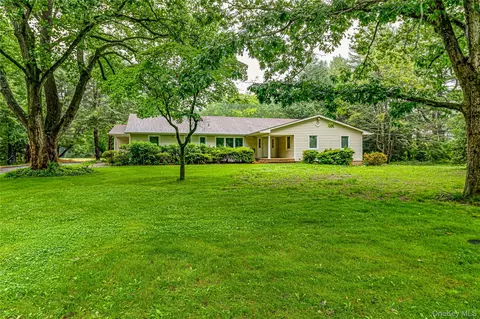 8 Woodvale Dr, Syosset, NY 11791