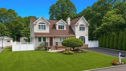 19 Joan Rd, Bay Shore, NY 11706