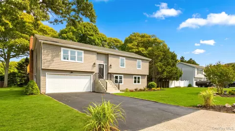7 Sinnickson Rd, Center Moriches, NY 11934