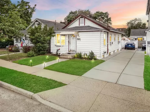 937 N 7th St, North Hempstead, NY 11040