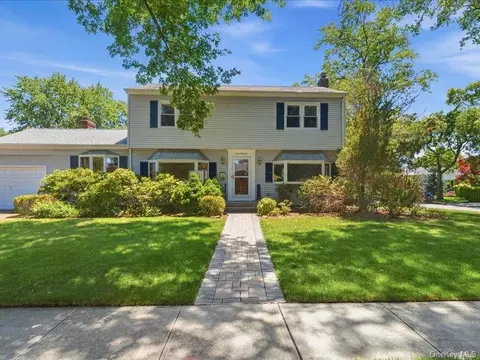 100 Bayberry Ave, Garden City, NY 11530