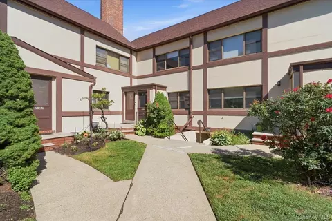 107 15th St #E2, Garden City, NY 11530