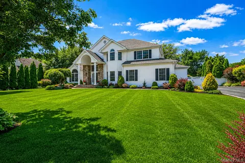 10 Park View Ln, Lake Grove, NY 11755