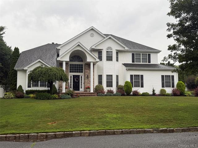 10 Park View Ln, Lake Grove, NY 11755