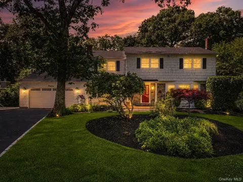 14 Sandpiper Ct, Smithtown, NY 11787