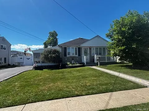45 W Clearwater Rd, Lindenhurst, NY 11757
