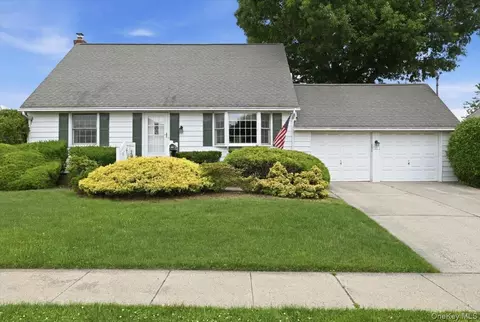 207 Sullivan Ave, Farmingdale, NY 11735