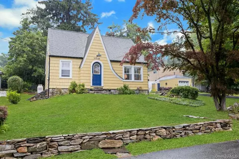 49 Lakeview Dr, Putnam Valley, NY 10579