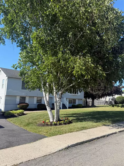33 Lincoln Cir, Shawangunk, NY 12589