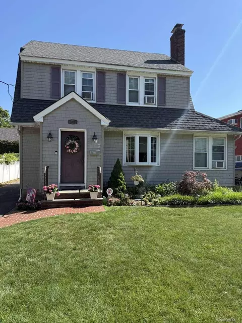 145 Raymond St, Rockville Centre, NY 11570