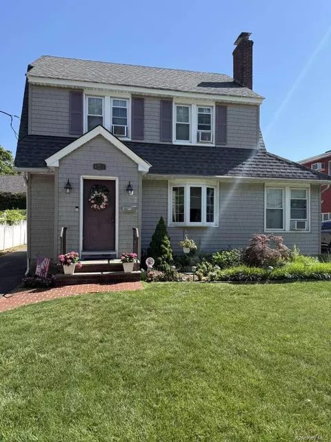 145 Raymond St, Rockville Centre, NY 11570