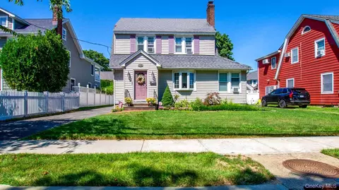 145 Raymond St, Rockville Centre, NY 11570