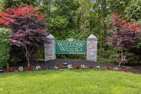 31 Willow Wood Dr, Setauket, NY 11733