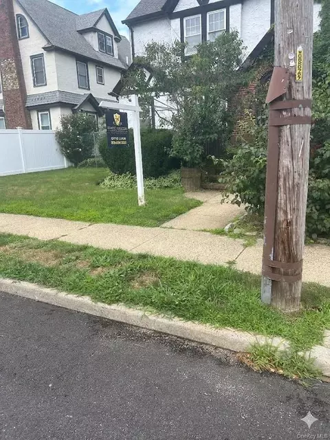 340 Plymouth St, West Hempstead, NY 11552