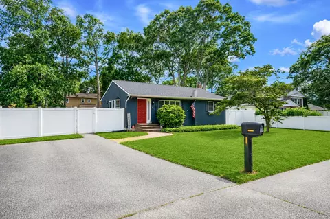 6 Malba Dr, Shirley, NY 11967