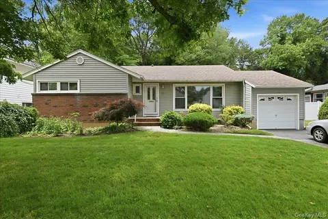 578 Richmond Rd, East Meadow, NY 11554