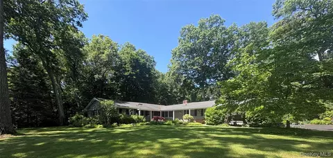 27 Longwood Dr, Huntington Station, NY 11746