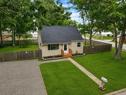 119 Parkwood Dr, Shirley, NY 11967