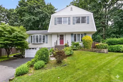 8 Tuscan Ct, Huntington Station, NY 11746