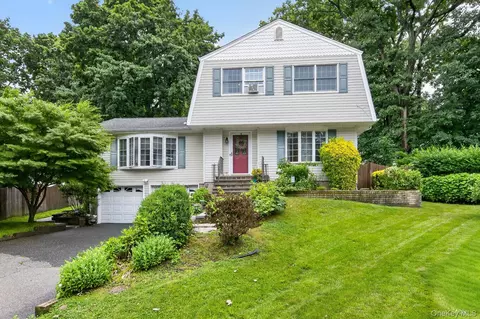 8 Tuscan Ct, Huntington Station, NY 11746