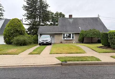 7 Mockingbird Ln, Levittown, NY 11756