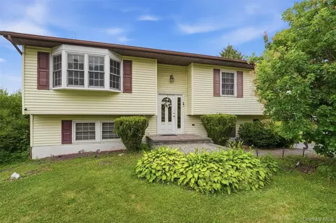 11 Applesauce Ln, Wappinger, NY 12590