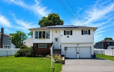 121 W Lake Dr, Lindenhurst, NY 11757
