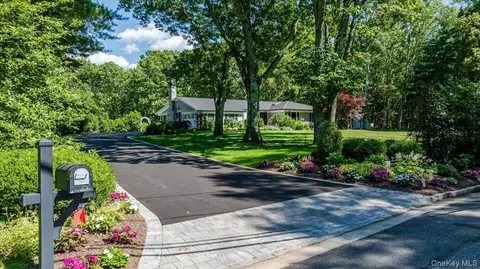 225 Laurel Ln, Syosset, NY 11791