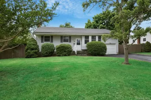 10 Brian Dr, East Islip, NY 11730