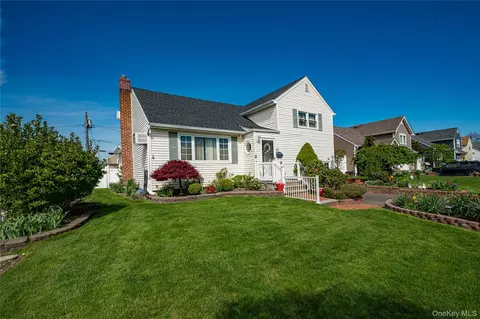 1 Marlboro Ave, Massapequa, NY 11758