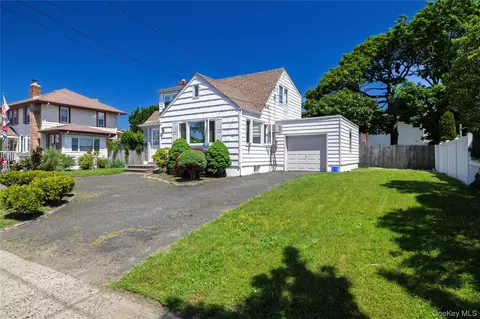 24 W Windsor Pkwy, Oceanside, NY 11572
