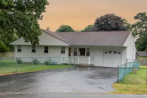 44 Willoughby St, Brentwood, NY 11717