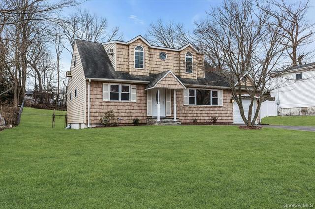 46 Falcon Dr, Hauppauge, NY 11788