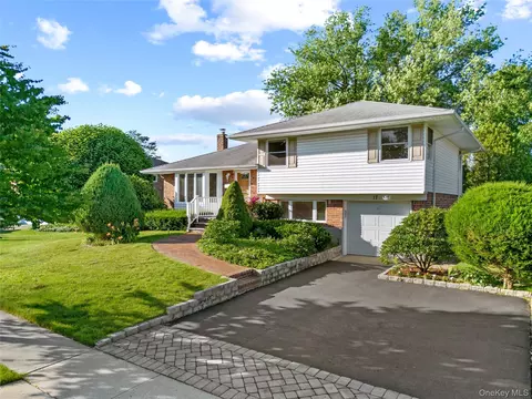 17 Wren Dr, Woodbury, NY 11797