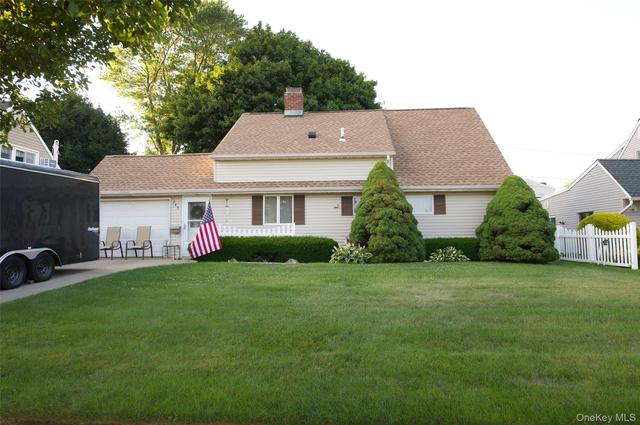 245 Sprucewood Dr, Levittown, NY 11756