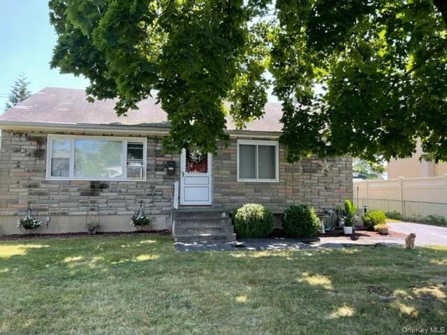 8 Rochelle Ct, Stony Point, NY 10980
