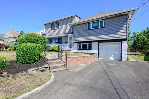 190 W Waukena Ave, Oceanside, NY 11572