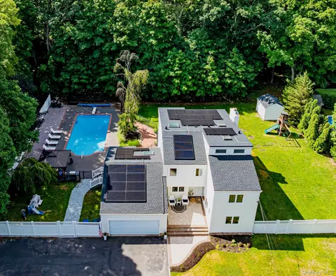 20 Oak St, Saint James, NY 11780