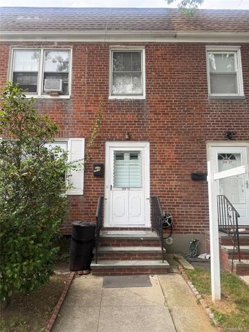 25525 E Williston Ave, New York, NY 11001