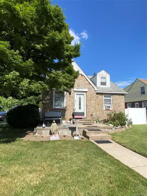 35 Nassau Blvd, West Hempstead, NY 11552