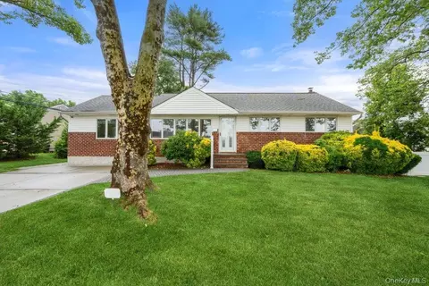 26 Sheridan St, Old Bethpage, NY 11804