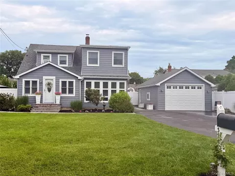 379 Blossom St, Holbrook, NY 11741