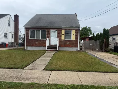 243 Pershing Pkwy, Mineola, NY 11501